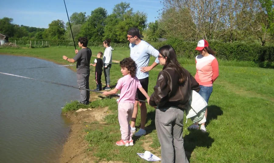 enfants au bord de l'eau en atelier pêche nature