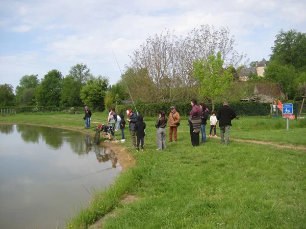 enfants au bord de l'eau en atelier pêche nature